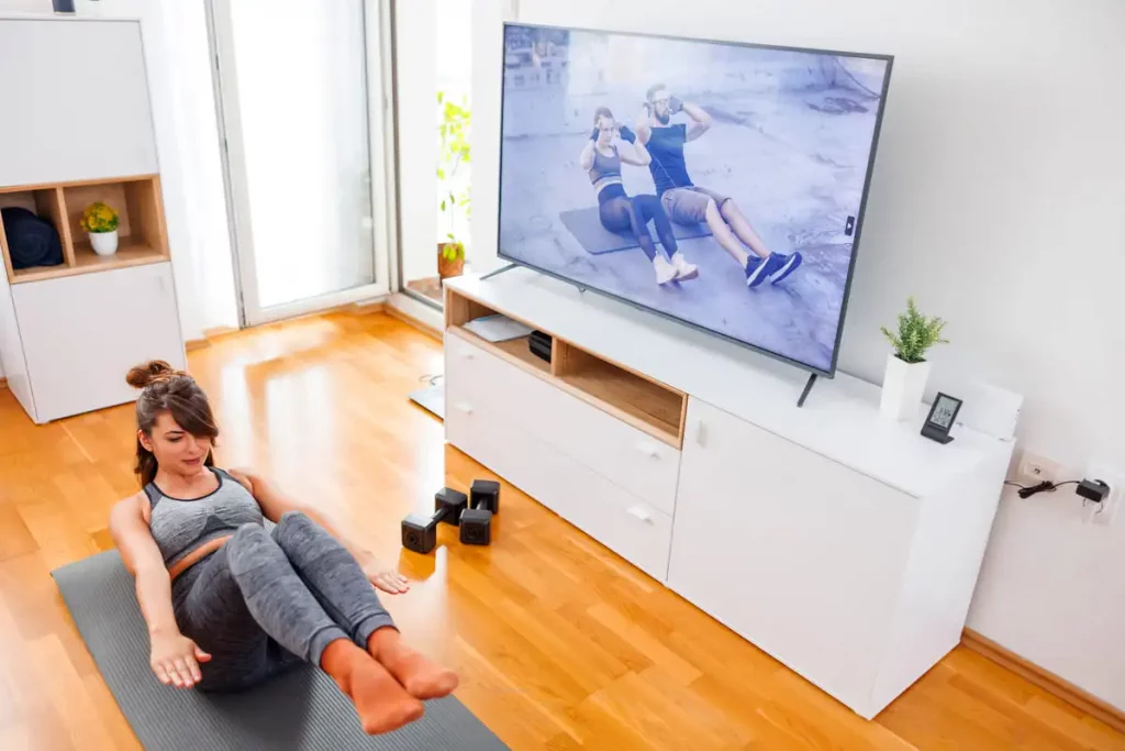 Mujer haciendo deporte delante de Smartv