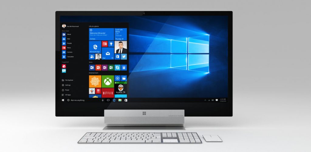 Pantalla de ordenador con teclado