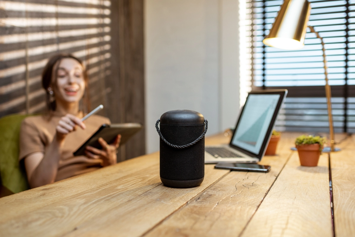 mujer escuchando un parlante bluetooth